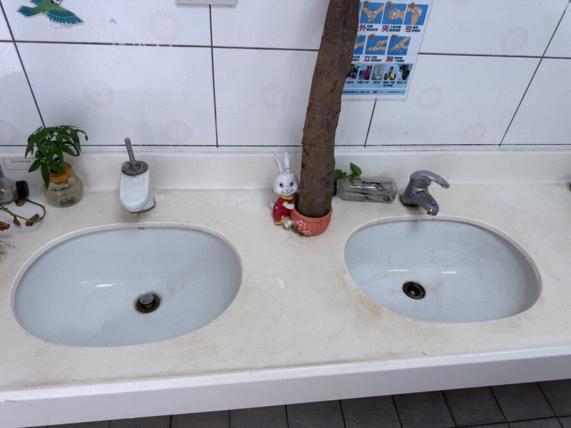 台中某私立中學2名一年級學生疑因不滿老師管教,日前埋伏廁所,待老師如廁時持木棍攻擊,老師頭部受傷在家休養,2生被記2大過。(民眾提供)中央社記者趙麗妍傳真 114年6月12日