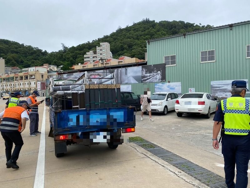 觀光旺季將至,連江縣道安團隊為防制交通事故,11日於南竿鄉多處重要路段執行道安聯合稽查,持續宣導用路人與大客車駕駛強化停讓行人等觀念,並取締無照駕駛及車輛號牌逾檢註銷等違規。(連江縣道安提供)中央社記者潘欣彤傳真 114年6月12日