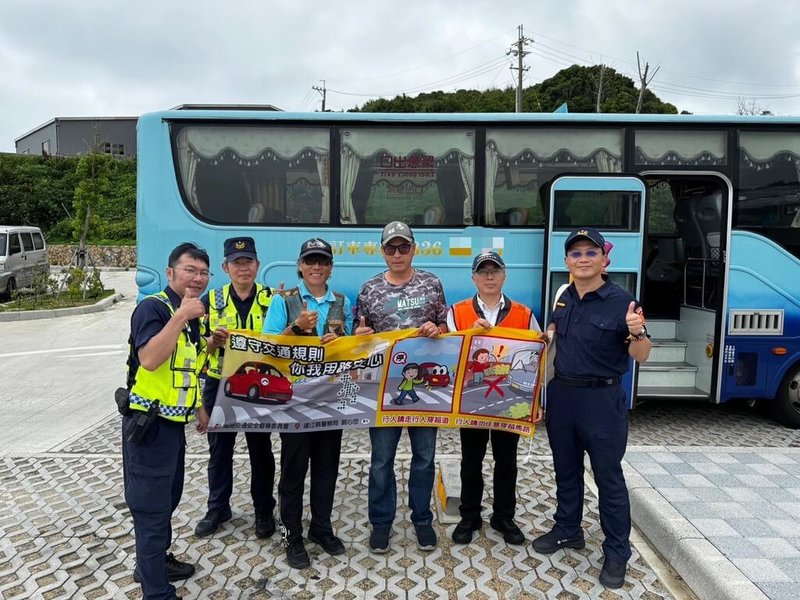 連江縣警察局與台北市區監理所連江監理站,結合監、警、環聯合稽查機制,並擴大推動道安團隊聯繫宣導平台,11日在南竿遊客中心、福澳港周邊等重要路段與區域,執行交通聯合稽查及機動宣導。(連江縣道安提供)中央社記者潘欣彤傳真 114年6月12日