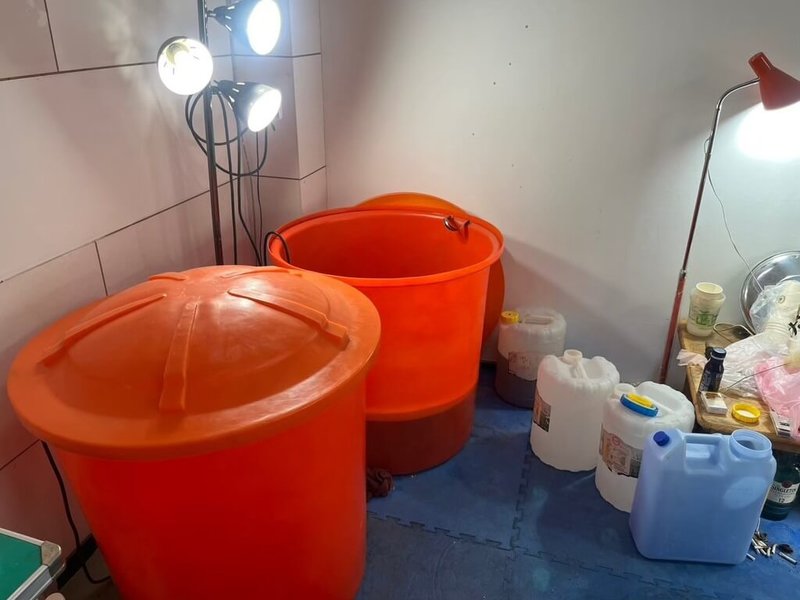 刑事局智慧財產權偵查大隊偵二隊破獲地下偽酒廠,循線查出台中市王姓合法酒商竟與同夥以真假酒混裝方式出售酒品,王男等23人遭逮法辦,並查扣製酒相關工具等贓證物。(民眾提供)中央社記者趙麗妍傳真 114年6月12日