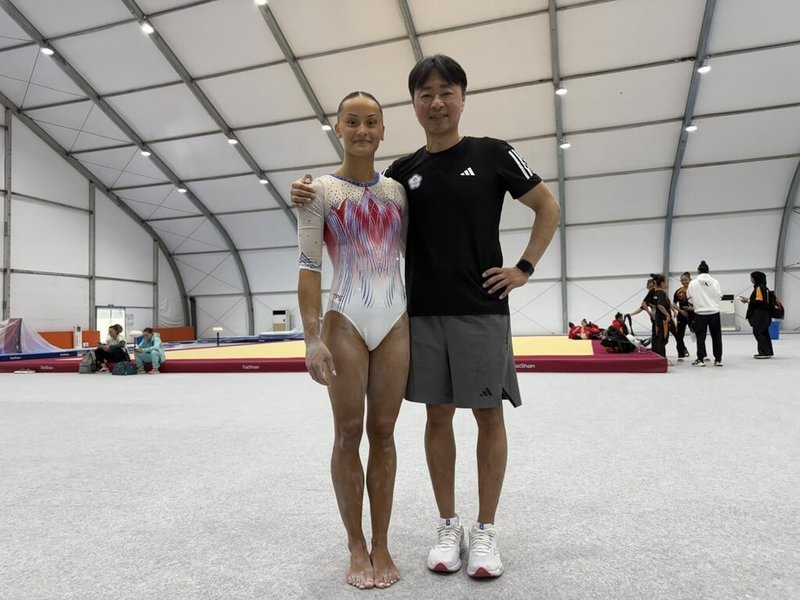 台灣、瑞典混血體操女孩陳瑞安(左)12日在2025亞洲體操錦標賽的女子個人全能以52.499的高分位列第4,教練鄭焜杰(右)也相當滿意。(鄭焜杰提供)中央社記者黎建忠傳真 114年6月12日
