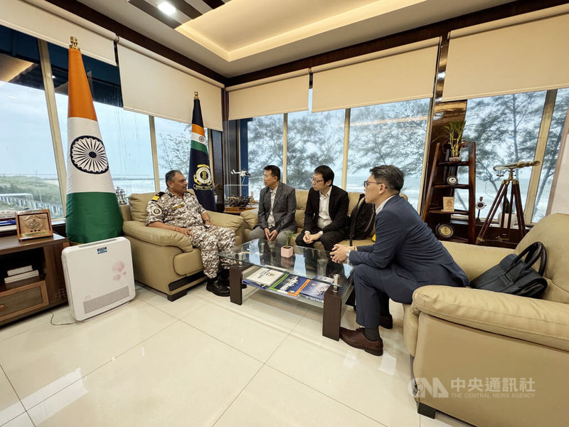 印度海岸警衛隊(ICG)官員(左)11日接見駐孟買台北經濟文化辦事處官員及萬海航運人員時表示,旺春輪9日在印度西部外海發生火警後,船上失聯的4人尚未尋獲;ICG會持續搜索至少10天。中央社記者李晉緯芒加羅攝 114年6月12日