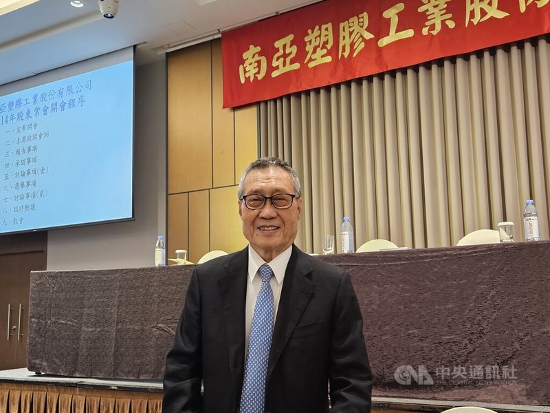 南亞12日舉行股東會,董事長吳嘉昭(圖)表示,第2季受新台幣急速升值影響,南亞營運會辛苦一些,但之後隨幣值穩定,有望拉高業績,看好南亞下半年營運表現。中央社記者曾仁凱攝 114年6月12日