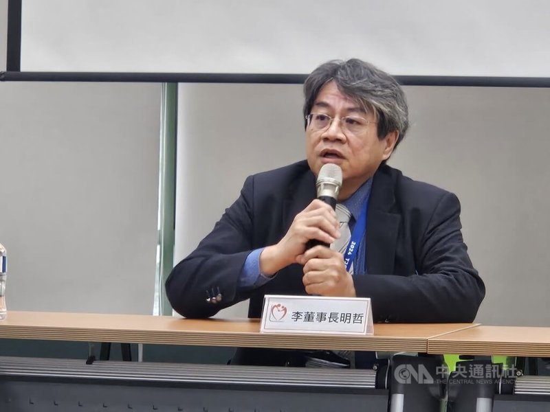 媒體爆料北部某醫院器捐移植程序疑有瑕疵,器官捐贈移植登錄及病人自主推廣中心董事長李明哲(圖)12日出面表示,流程完全依規定進行;此次器捐是在無法執行腦死判定前提下,透過心臟停止後的器捐機制,檢警機關可能對心臟停止後器捐機制較不熟悉,「我相信這次是溝通問題。」中央社記者陳婕翎攝 114年6月12日