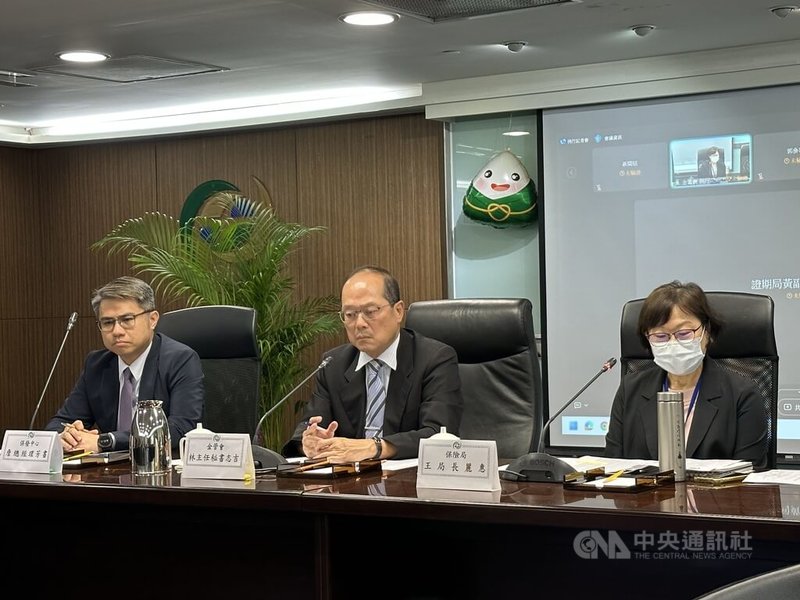 金管會於12日舉行例行記者會，金管會保險局長王麗惠（右）宣布採行3大暫行措施，包括資本適足率匯率採均價評價、放寬業者保單責任準備金計提基礎等。另2位分別為金管會主秘林志吉（中）與保發中心總經理詹芳書（左）。中央社記者蘇思云攝  114年6月12日