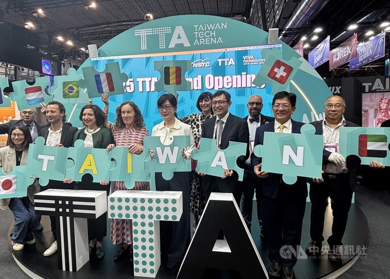 台灣7度參與歐洲最大新創展Viva Tech,駐法代表郝培芝(前右4)、國家科學及技術委員會處長林德生(前右3)、Viva Tech國際事務負責人拉孟代(前左4)等人合影。中央社記者曾婷瑄巴黎攝 114年6月12日