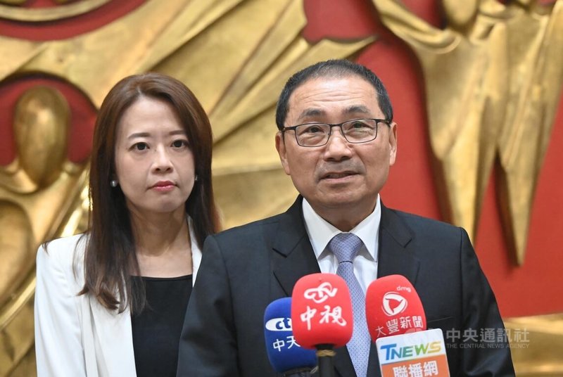 國民黨主席朱立倫因應多名藍營立委將進入第3階段罷免投票,呼籲全黨上下展開「愛國者行動」,新北市長侯友宜(右)12日受訪表示,要團結合作面對。中央社記者王鴻國攝 114年6月12日