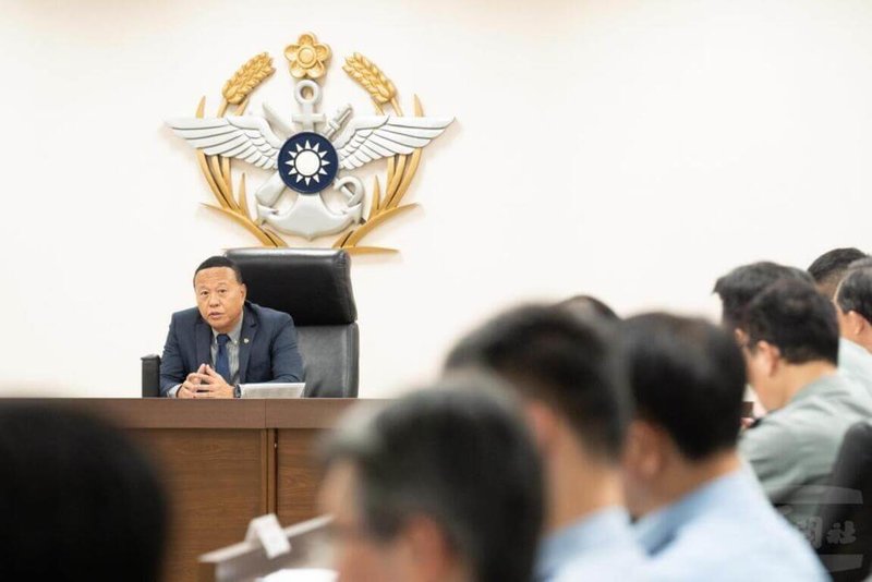 國防部11日召開「雙語政策指導組」第14次會議,國防部副部長柏鴻輝強調,國軍應避免仰賴傳譯,降低即時作戰時的溝通風險。(軍聞社提供)中央社記者吳書緯傳真 114年6月12日