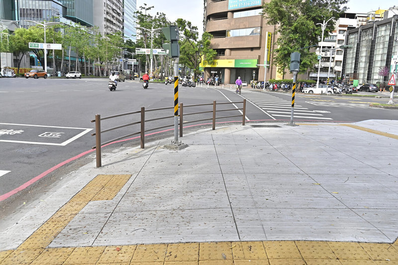 高雄市苓雅區苓洲國小通學步道整新工程近日完工,將提升通學安全及周邊步行品質。(高雄市工務局提供)中央社記者蔡孟妤傳真 114年6月12日