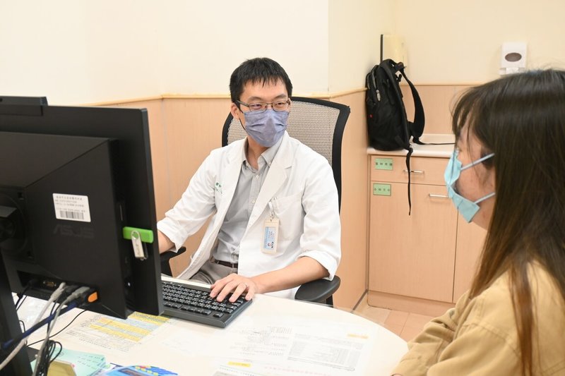 不少人因染上帶狀疱疹(皮蛇)而驚恐,台南市立安南醫院神經內科醫師杜宜憲(圖)表示,年齡愈大,感染機率愈高,疫苗接種是最有效預防方法。(台南市立安南醫院提供)中央社記者張榮祥台南傳真 114年6月12日
