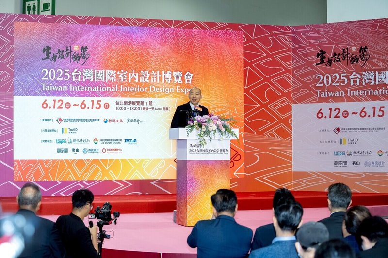 立法院長韓國瑜（後）12日出席「2025台灣國際室內設計博覽會」，他表示，日本東洋文明、美國西洋文明，再加上中華文明都匯集在台灣。台灣如同一顆雞蛋，外表微不足道，內部卻孕育著五彩繽紛的旺盛生命。 （立法院提供） 中央社記者王承中傳真  114年6月12日