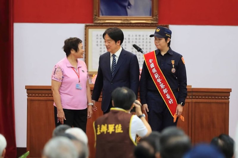 內政部警政署12日舉行「114年警察節慶祝大會」,總統賴清德(中)出席頒獎,其中台北市警察局偵查佐鄭若妤(右)獲全國模範警察。(警政署提供)中央社記者劉建邦傳真 114年6月12日
