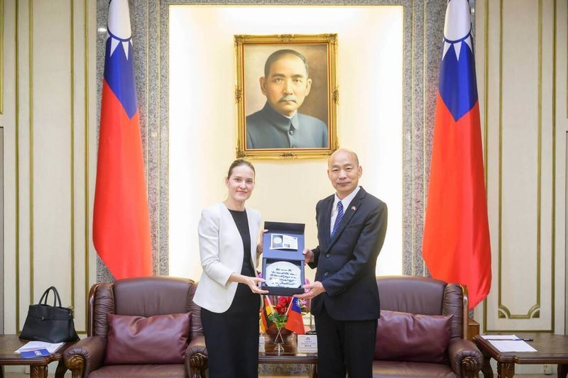 立法院長韓國瑜(右)今天在立法院接見德國經濟辦事處首席代表暨處長蘭依樺(左)。 (立法院提供) 中央社記者王承中傳真 114年6月12日