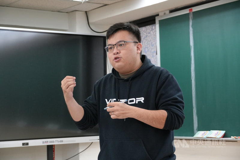 114學年度大學申請入學管道統一分發結果12日揭曉,法政、外語、文史哲學群校系的缺額較多,得勝者文教升學輔導專家藍天予(圖)分析,與今年分科測驗將首度加考「數乙」有關。中央社記者陳至中台北攝 114年6月12日