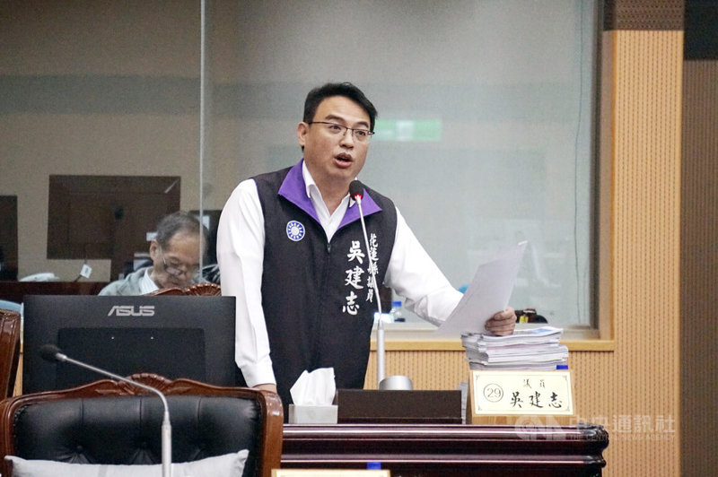花蓮縣議會總質詢最後一天,國民黨縣議員吳建志(前)12日指出,民進黨為大罷免,行政院刪除各縣市一般性補助款,他也點名民進黨議員在花蓮進行罷免國民黨立委傅崐萁的政治鬥爭,犧牲花蓮發展機會。中央社記者張祈攝 114年6月12日