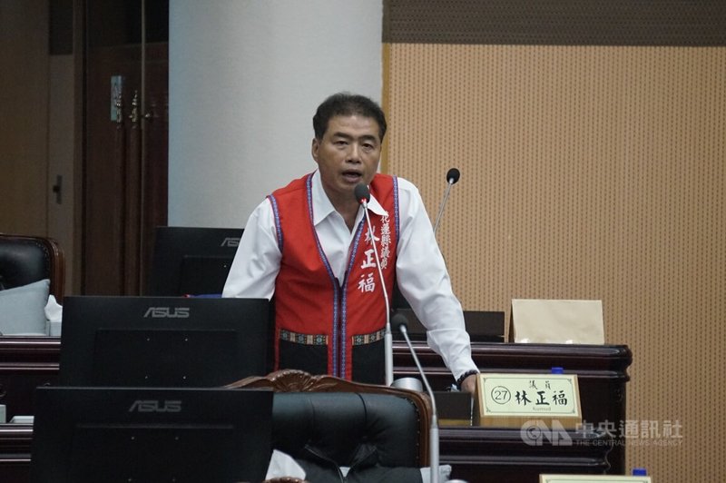 花蓮沙灘車受限公告指引場域、震後遊客銳減等影響,業者經營大受影響。國民黨籍議員林正福(圖)12日質詢時呼籲縣府,應盤點現有水上活動設施、輔導合法經營,提振震後觀光。中央社記者張祈攝 114年6月12日