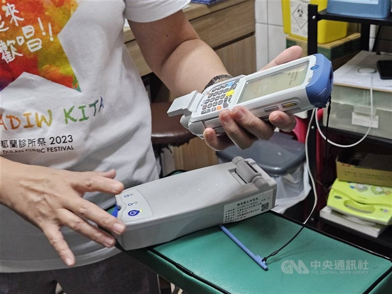 圖為台東縣都蘭診所進行在宅醫療時,都會帶上的床邊快速檢測儀器。(中央社檔案照片)