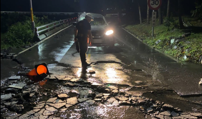 台東從11日深夜開始降下暴雨,多處野溪暴漲,金峰鄉新興村新興國小前產業道路因排水不及,雨水溢流至路面形成小溪流,原本就有破碎的道路更為嚴重。(金峰鄉提供)中央社記者盧太城台東傳真 114年6月12日