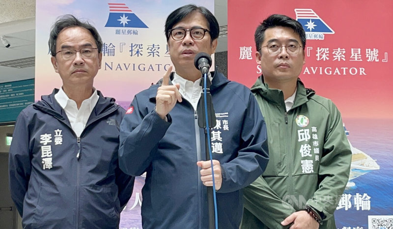 面對行政院統刪對地方的一般性補助款25%,高雄市長陳其邁(中)12日受訪時表示,追加預算是比提起訴願更好的方式;並也喊話立法院長韓國瑜,盼能整合朝野意見。中央社記者林巧璉攝 114年6月12日