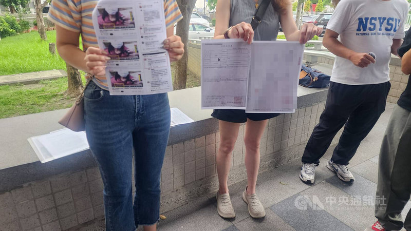 高雄仁武某幼兒園家長指控5歲女童疑遭3名男童持物品侵犯下體受傷,女童家長12日至高雄地檢署出示相關資料,並表示要提告教育局、園方。中央社記者洪學廣攝 114年6月12日