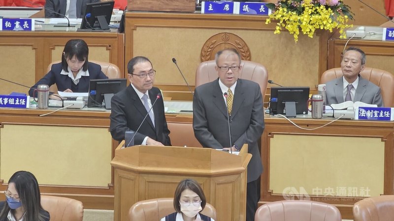 新北市長侯友宜(立者左)12日列席新北市議會備詢,面對議員質疑他是否曾參加過海峽論壇,侯友宜表示,他去過福建,但沒有去過海峽論壇。中央社記者王鴻國攝 114年6月12日