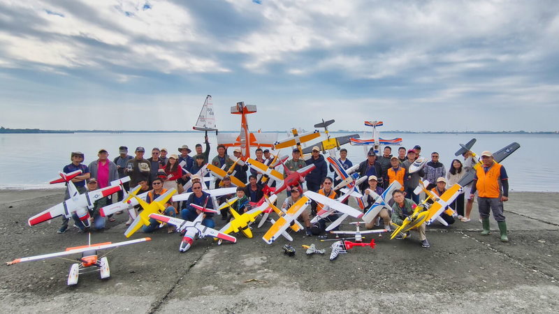歡慶恆春建城150週年,大鵬灣國家風景區管理處與屏東縣無人機協會合作,14、15日將在恆春機場首創舉辦「無人機展演活動」。圖為過往無人機飛行活動。(大鵬灣國家風景區管理處提供)中央社記者黃郁菁傳真 114年6月12日