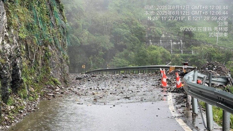 受地震及降雨影響,台8線中橫公路157.7公里處豁然亭路段12日下午出現坍方,交通中斷,公路局已緊急封閉搶修中,目前中橫公路關原至天祥路段暫時封閉。(公路局東區養護工程分局提供)中央社記者張祈傳真 114年6月12日