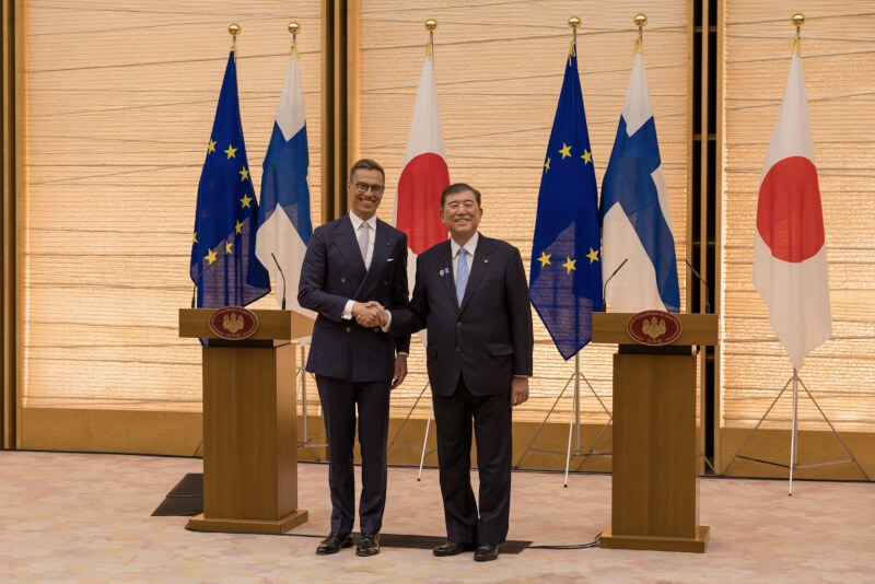 日本首相石破茂(右)與芬蘭總統史塔布(左)11日發表聯合聲明關切台海和平穩定。(圖取自x.com/alexstubb)