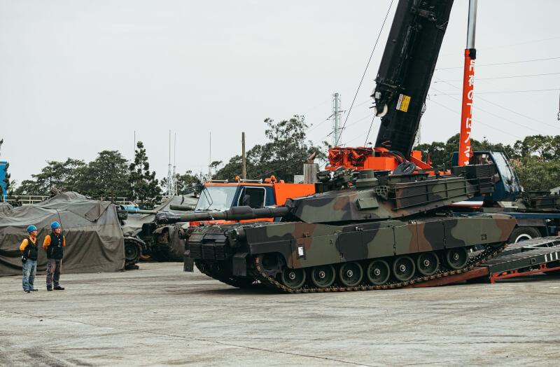 圖為首批M1A2T戰車2024年12月16日轉運至新竹湖口裝訓部,實施下板作業。(軍聞社提供)