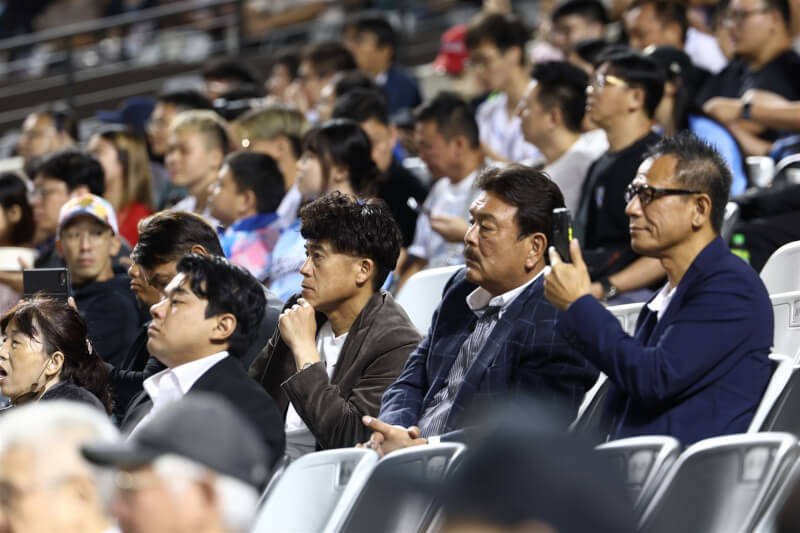 中華職棒味全龍隊投手徐若熙12日先發登板,吸引16支國外球隊派員到場關注,包括5支日職、11支美職球隊,其中日職軟銀鷹隊首席棒球總管城島健司(右3)也親自到台北大巨蛋觀察。(味全龍隊提供)中央社記者楊啟芳傳真 114年6月12日