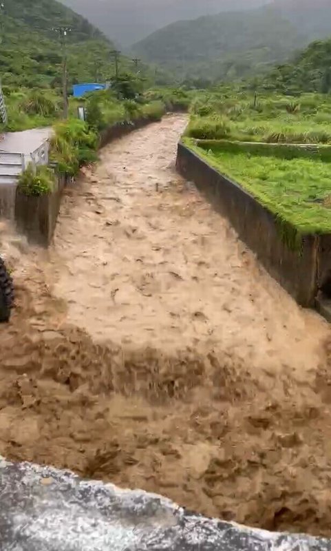 台東從11日晚間開始雨勢猛烈,多處野溪暴漲,道路變溪流。圖為12日上午蘭嶼八代灣紅頭溪暴漲。(魯邁提供)中央社記者盧太城台東傳真 114年6月12日