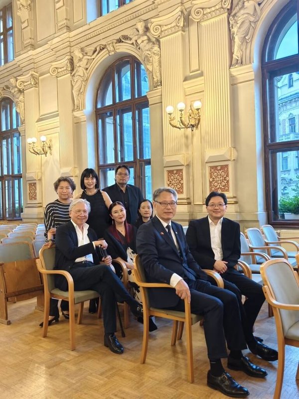 駐奧代表處11日舉行NSO室內樂團音樂會，駐奧地利代表劉玄詠（前右2）到場聆賞，會後受訪時肯定團員表現出色。（NSO提供）中央社記者趙靜瑜傳真  114年6月12日