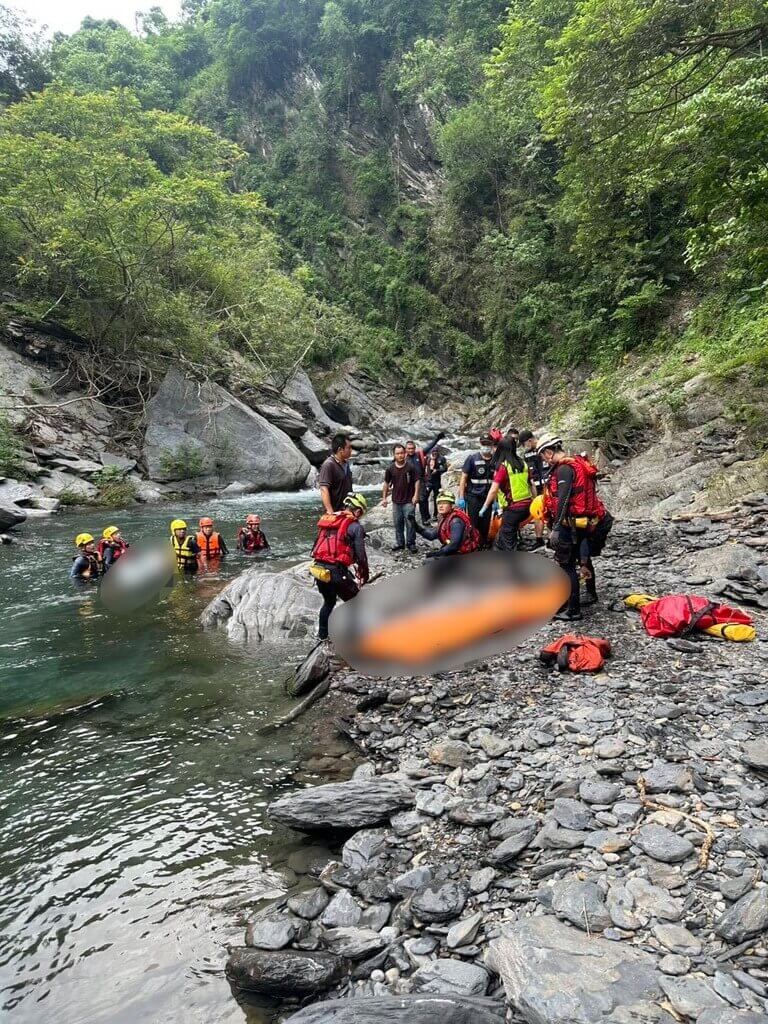 高雄3名男子相約11日到屏東縣三地門鄉海神宮戲水,卻不慎發生溺水意外,警消獲報抵達現場將人陸續救起,均無生命跡象,送醫後仍宣告不治。(屏東消防局提供)中央社記者李卉婷傳真 114年6月11日