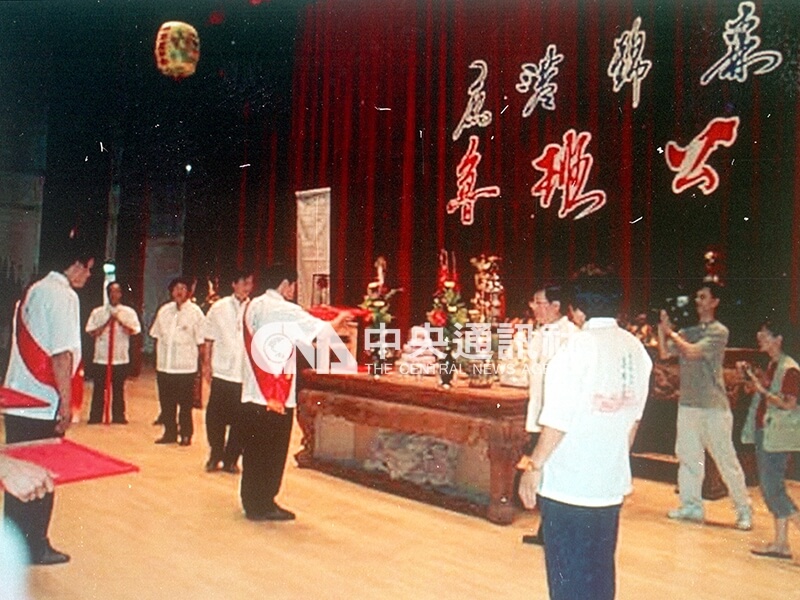 每年鹿港魯班公宴,會在巧聖先師祀典儀式獻上「班門五寶」文公尺、墨斗、斧頭、大鋸、規矩。中央社彰化傳真 89年6月6日