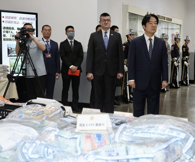 總統賴清德(前右)12日上午在內政部警政署出席114年警察節慶祝大會,圖為賴總統在內政部政務次長馬士元(前右2)陪同下,檢視掃黑緝毒成果。中央社記者張皓安攝 114年6月12日