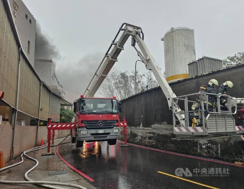 新北市林口區宏昌街某工廠12日上午發生火警,警消獲報立即前往搶救。(翻攝照片)中央社記者王鴻國傳真 114年6月12日