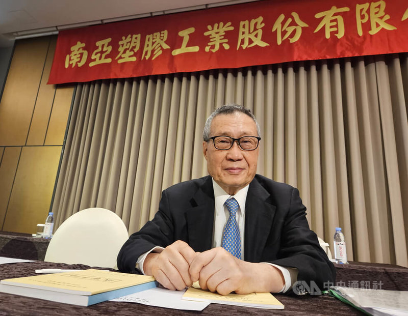 南亞董事長吳嘉昭(圖)表示,面對美中貿易戰、中國石化產能外溢等產業變局,南亞加速轉型,已鎖定電子及半導體創新應用材料、低碳與綠色產品,以及健康應用醫材等3大產業發展趨勢。中央社記者曾仁凱攝 114年6月12日