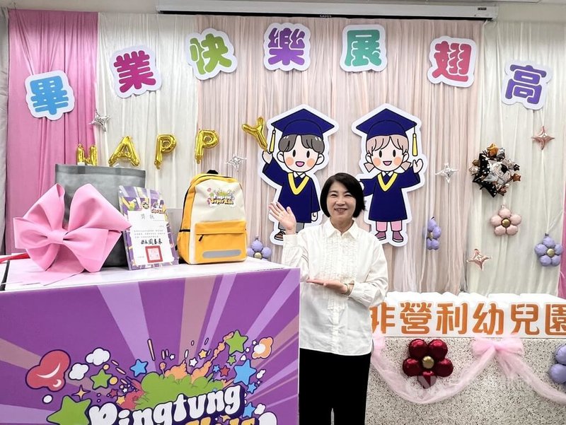 屏東縣114年有約5400名幼兒園畢業生將成為小一新鮮人,屏東縣政府準備以成長在陽光下的種子為設計主題的書包當開學禮,屏東縣長周春米(圖)13日發送禮品給畢業生。中央社記者李卉婷攝 114年6月13日