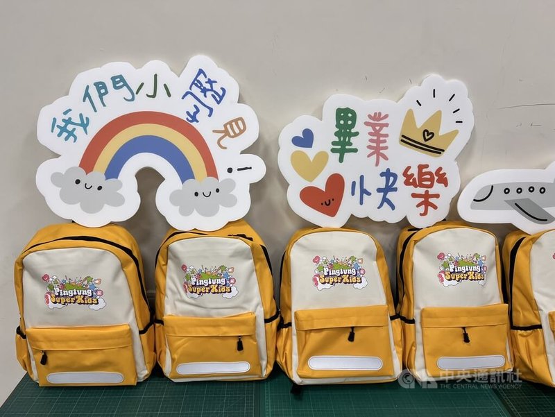 屏東縣政府準備以「成長在陽光下的種子」為設計主題的書包當開學禮,書包設計呼應陽光滋養下,孩子如種子般茁壯成長,爆炸般的圖形中心融合星星、雲朵與自然綠意,整體設計活潑兼具童趣。中央社記者李卉婷攝 114年6月13日