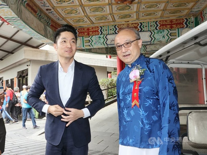 台北市長蔣萬安(左)13日上午出席指南宮慶祝孚佑帝君成道1145週年紀念三獻大典前受訪表示,預計19日啟程出訪法國巴黎,行程約4到5天,細節確定後會對外公布。中央社記者郭日曉攝 114年6月13日