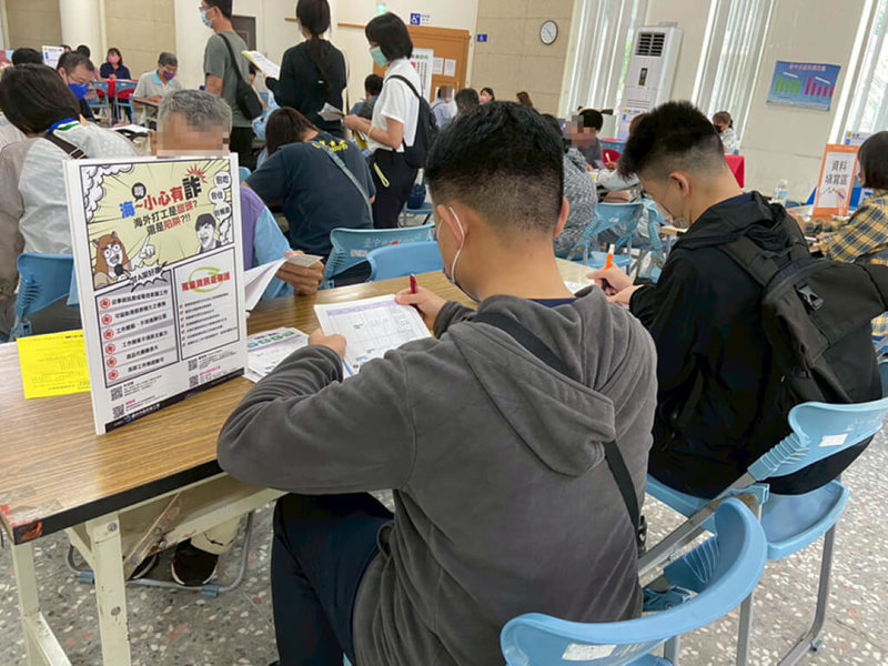 畢業季及暑假正是求職及打工旺季,台中市勞工局13日提醒「3要7不」原則,不要因誇大不實的徵才廣告落入陷阱,甚至誤觸法律紅線。(台中市勞工局提供)中央社記者郝雪卿傳真 114年6月13日