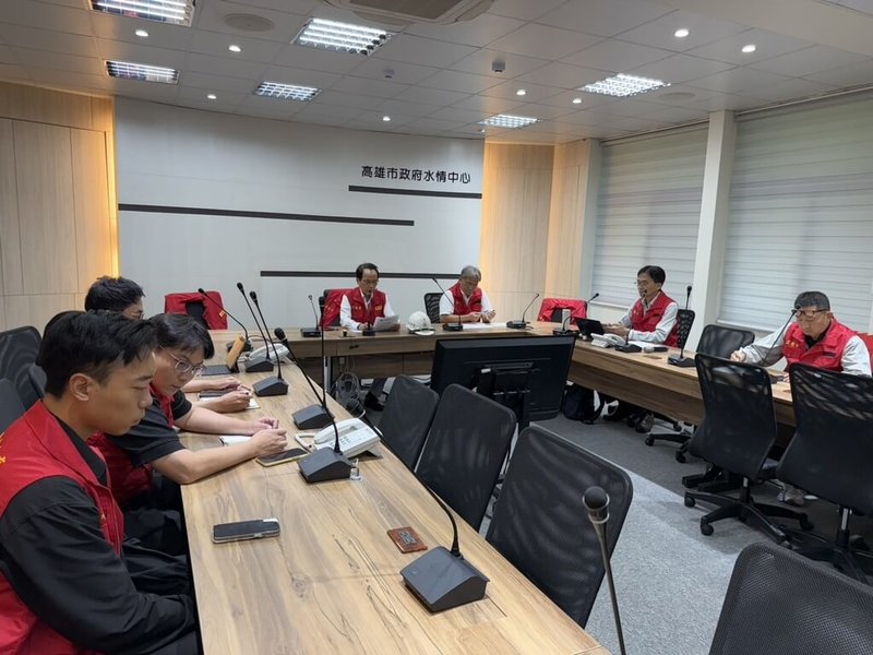受低壓帶影響及西南風影響,高雄12日晚間起大雨滂沱,全市38個行政區均有豪雨,高雄市副市長林欽榮13日赴水情中心開會討論應變情形。(高雄市水利局提供)中央社記者林巧璉傳真 114年6月13日