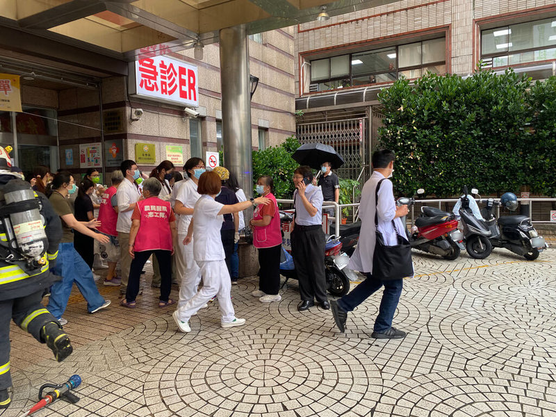 台中東勢農民醫院院內機台冒煙,觸動火警警報器,院方緊急疏散院內病患、員工共150人。(民眾提供)中央社記者趙麗妍傳真 114年6月13日