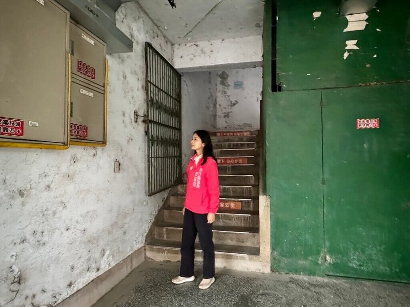 民進黨新竹縣議員蔡蕥鍹(圖)13日表示,不少民眾關切竹北國中信義樓年久失修、牆面嚴重壁癌問題。校方指出,預計2025年底完成工程發包,2026年6月開工。圖為蔡蕥鍹視察竹北國中信義樓情形。(蔡蕥鍹提供)中央社記者郭宣彣傳真 114年6月13日