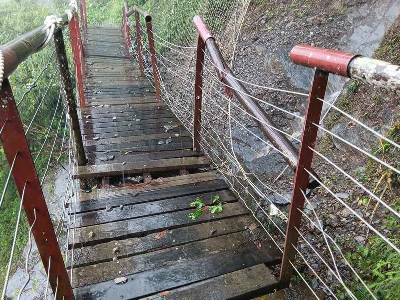 受西南風影響,屏東地區13日凌晨開始下起大雨,北大武山步道約1.5公里處棧橋遭落石砸損,目前已公告暫停開放,等待搶修。(林業及自然保育署屏東分署提供)中央社記者李卉婷傳真 114年6月13日