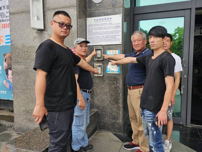 花蓮縣5名檳榔農友共同控訴盧姓百大青農利用競租順位取得國有地承租權後,以高價轉租給原耕作者,還強割檳榔等,13日到花蓮地檢署按鈴申告。(民眾提供)中央社記者張祈傳真 114年6月13日