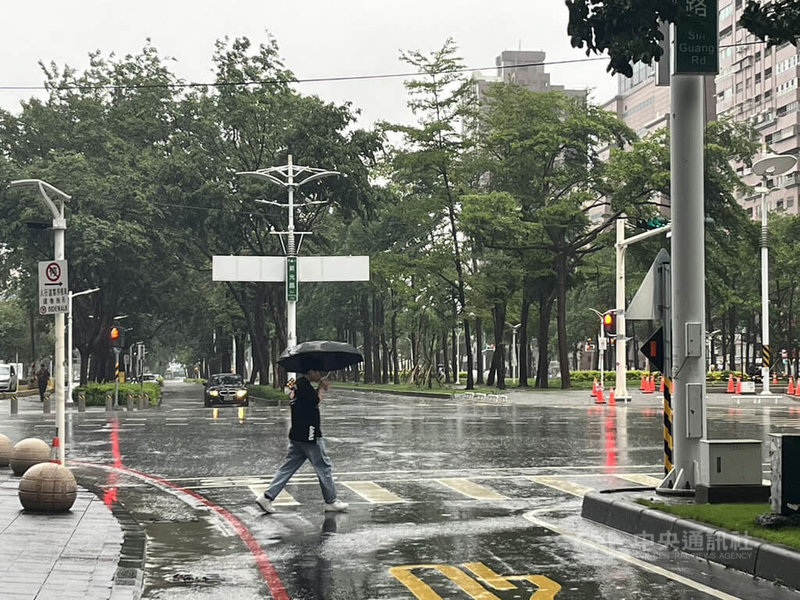 受到熱帶性低氣壓影響,高雄市13日晚間入夜後大雨不斷,強風大雨持續至今,市區陸續出現零星災情,高雄市那瑪夏區、茂林區、桃源4里等陸續停班、停課。中央社記者林巧璉攝 114年6月13日