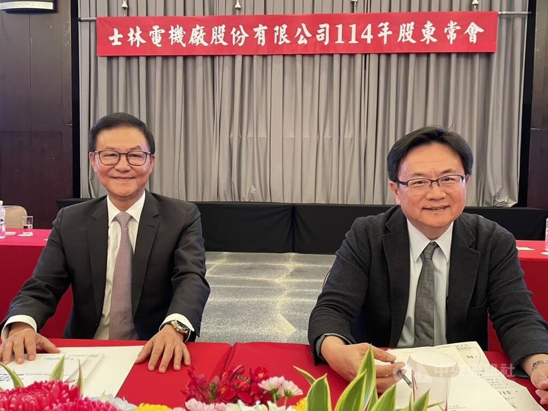 士電13日舉行股東會,執行長謝漢章(左)表示,關稅和匯率影響不大,持續評估美國設廠可能性,圖右為士電發言人程相智。中央社記者鍾榮峰攝 114年6月13日