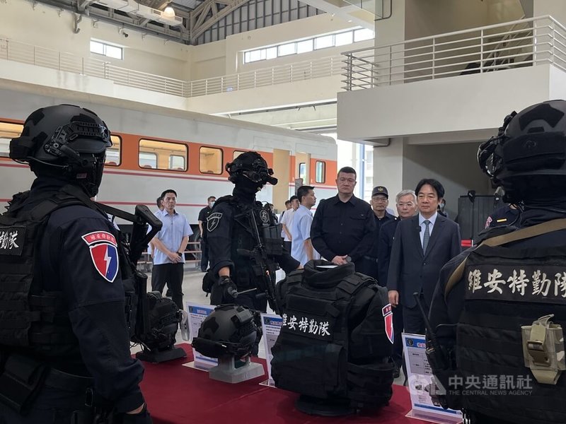 總統賴清德(右)13日上午至桃園市新屋區視導內政部警政署反恐訓練中心,聽取相關裝備簡報。中央社記者葉臻攝 114年6月13日