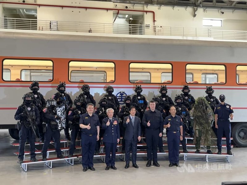 總統賴清德（前排中）至桃園市新屋區視導內政部警政署反恐訓練中心，賴總統指出，維安特勤隊是國內首屈一指的重要編組，訓練相當精實。中央社記者葉臻攝  114年6月13日